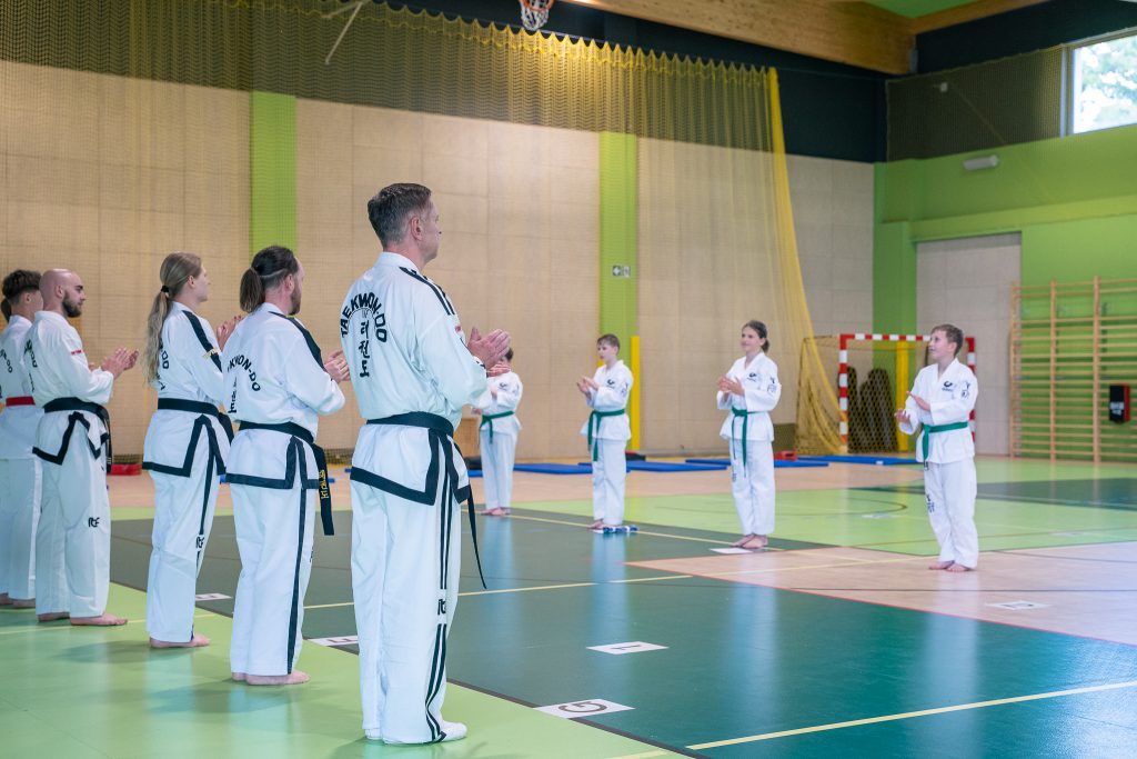 Trenerzy oraz dzieci przygotowujący się do egzaminu taekwon-do