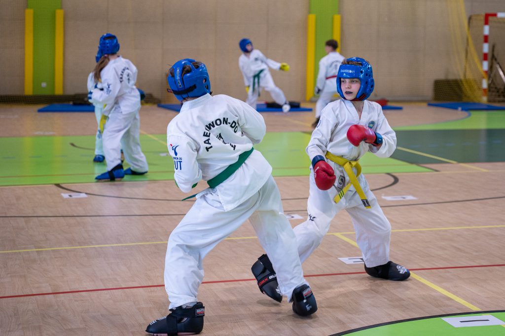 Dzieci trenujące taekwondo