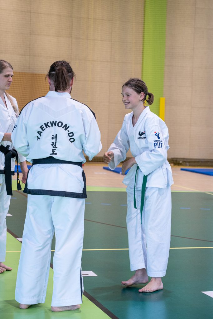 Chłopiec odbiera dyplom za swoje zasługi w taekwon-do